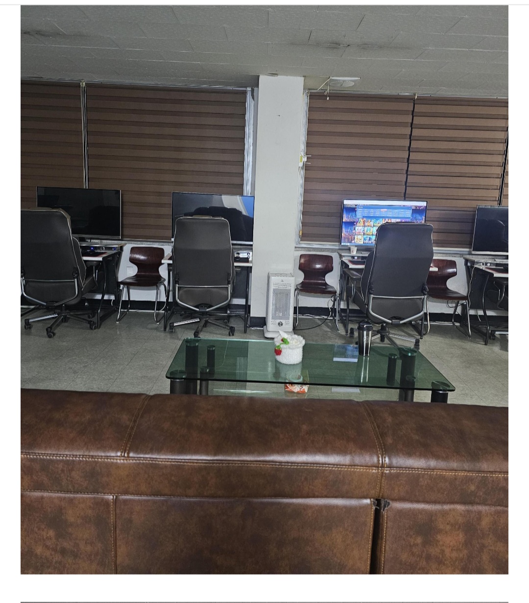 깨끗하고 넓은 성인 pc입니다